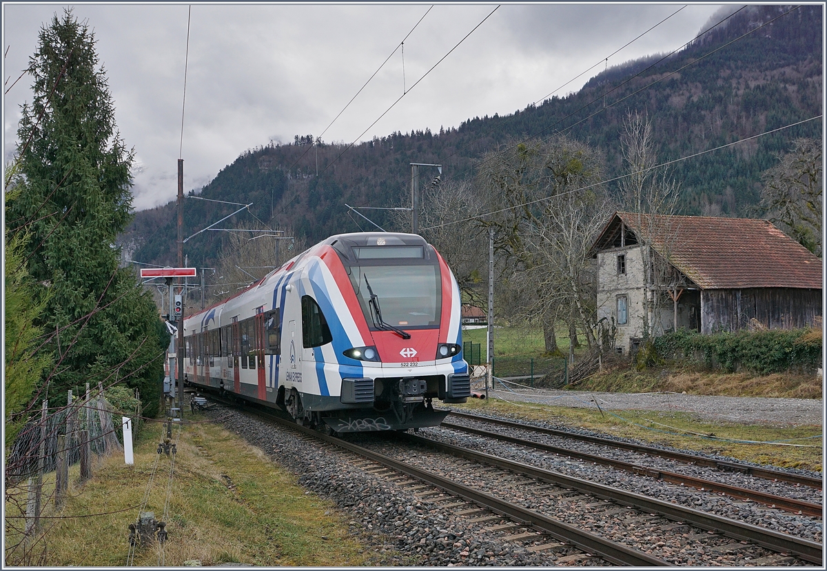 Von St-Pierre-en-Faucigny nach St-Laurent - oder von Semaphor zu Semaphor. Überraschend freundlich empfangen wurde ich auf dem für Publikumsverkehr geschlossenen Bahnhof Saint Laurent, als ich schüchtern fragte, ob ich auf dem noch vorhanden (und zugänglichen) Bahnstieg ein Foto machen dürfe. Und so entstand dies Bild des in Saint-Laurent eintreffenden SBB RABe 522 232 der als SL2 23416 von Coppet (ab 8:19) nach Annecy (an 10:16) unterwegs ist und sich beim Ausfahrsignal der Gegenrichtung zeigt.

21. Februar 2020