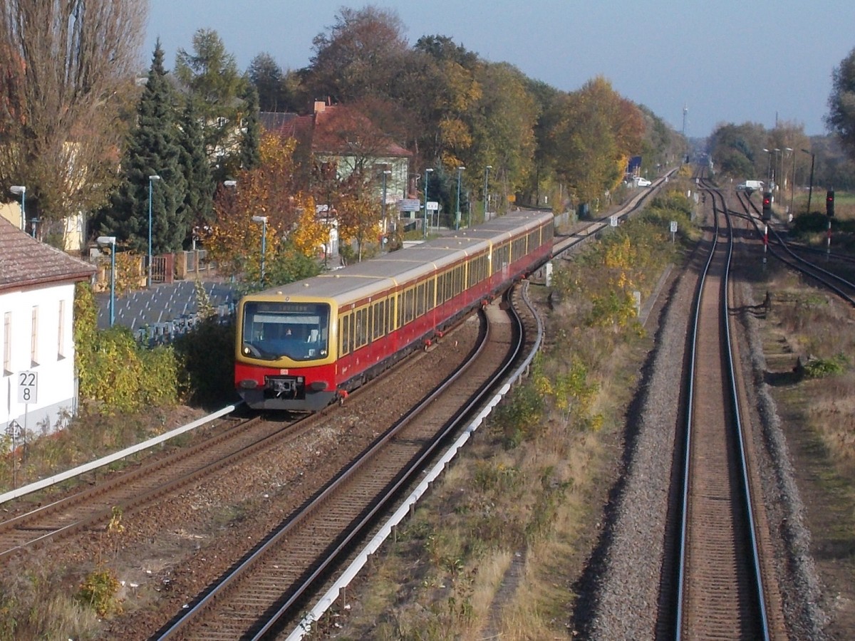 Von Strausberg Nord kam,am 27.Oktober 2014,481 233 in Fredersdorf eingefahren.