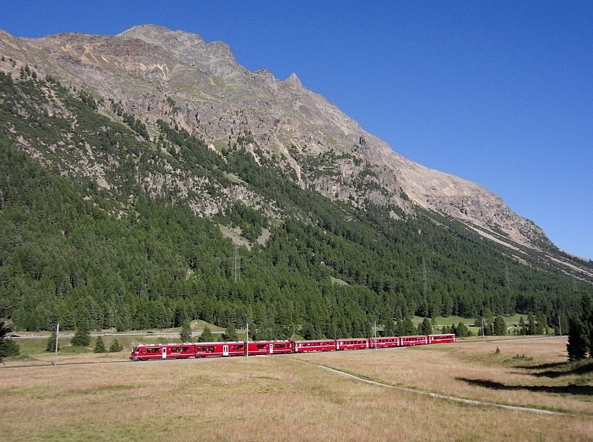 Von Tirano kommend ist R 1664 zwischen den Bahnhöfen Morteratsch und Surovas am 17.08.2012 auf der Fahrt nach St. Moritz.