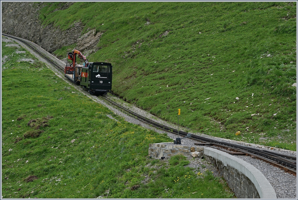 Von unserem vorausfahrenden Zug konnte ich gut ein paar Bilder des nach folgenden talwärts fahrenden  Versorgunszuges  machen. Hier bei der Ankunft in der Kreuzungsstation Oberstaffel.
8. Juli 2016