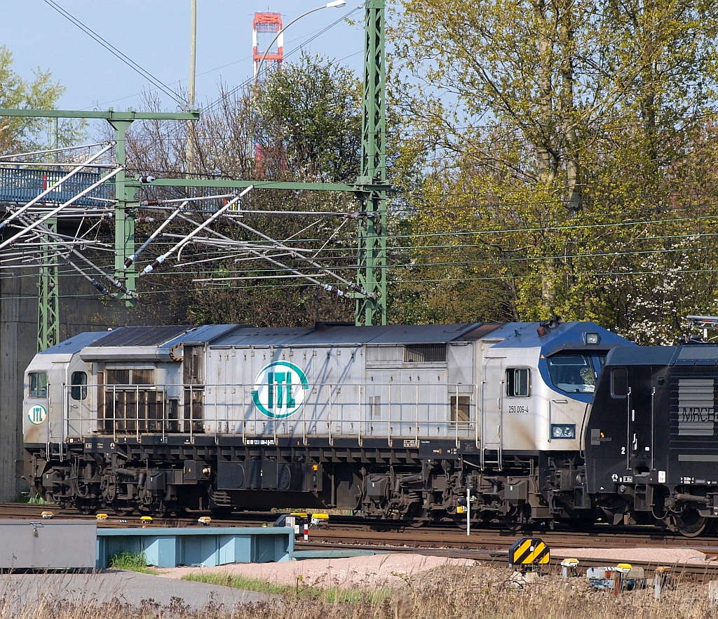 Von der vorher gezeigten 189 gezogen rollt der ITL  Blue Tiger  250 006-4 durch HH-Waltershof. 24.04.2010