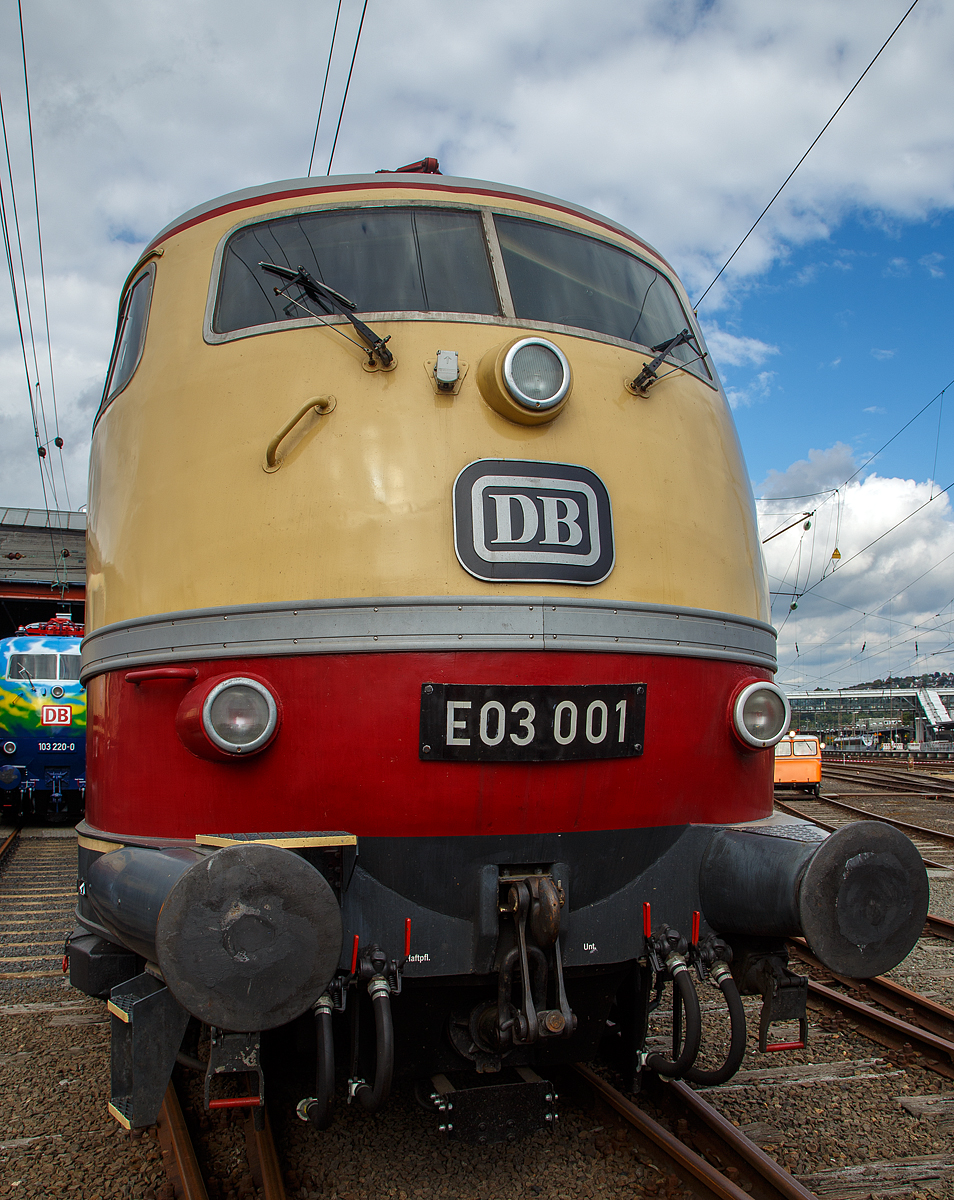 
Von vorne.....
Die E 03 001 (91 80 6103 001-4 D-DB) vom DB Museum, ex DB 750 001-0, ex DB 103 001-4, steht am 25.08.2018 im Südwestfälischen Eisenbahnmuseums in Siegen. Als Gastlok beim Lokschuppenfest vom SEM in Siegen.