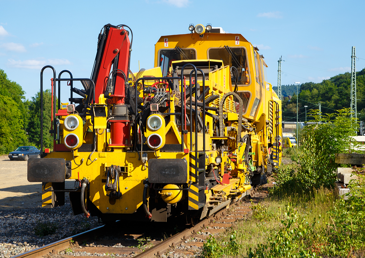 
Von vorne....
Plasser & Theurer  Universalschotterplaniermaschine USP 2000 SWS (Schweres Nebenfahrzeug Nr. 97 16 32 004 17-4)  SSP 682 „Hot Sweeper“ der DB Bahnbau Gruppe, am 14.06.2017 in Betzdorf/Sieg abgestellt. Ehemals gehörte die Maschine der DB Netz AG, Maschinenpool (Netz Instandhaltung).

Die Universalschotterplaniermaschine (Schotterpflug) mit der internen DB Bezeichnung SSP 682 wurde 2001 von Plasser & Theurer unter der Fabriknummer 711 gebaut.

Die Maschine ist mit zwei 2-achsigen Drehgestellen für Gleise und Weichen mit Schottersilo, ausgestattet mit einem geteilten Mittelpflug. Geeignet zum Pflügen in Gleisen mit Linienleiter, wobei der Schotterfluss über einen Symboltaster genau dosiert werden kann. Der Flankenpflug bringt den Schotter aus dem Bereich der Bettungsflanke zur Bettungskrone. Kehrvorrichtung mit reversiblem Querförderband zur Ablagerung des überschüssigen Schotters an einer Bettungsflanke. Steilförderband, Schottersilo mit Bodenförderband und Verteileinrichtungen dienen zur Speicherung und Wiedereinbringung von Schottermaterial. Hydrostatischer Fahrantrieb auf allen Achsen, UIC-Bremsen, Großraumkabine mit Führerständen und Frontscheiben aus Sicherheitsglas. 

Der richtig definierte Bettungsquerschnitt ist vor allem für die Sicherung der Gleislage gegen Verwerfungen wichtig. Die richtige Verteilung des Schotters im Gleis sowie die Rückgewinnung von der Flanke ist ein Faktor höchster Wirtschaftlichkeit. Die Bearbeitung der Bettungsoberfläche, insbesondere an den Flanken, wirkt sich auch günstig gegen Pflanzenbewuchs im Bettungsbereich aus. Dabei handelt es sich in erster Linie um eine rein mechanische Beeinflussung der Schotteroberfläche. Auf Schnellfahrstrecken ist die Bearbeitung der Schwellenoberflächen und der Zwischenfächer durch gründliches Abkehren wichtig, um das Aufwirbeln von Schottersteinen aufgrund der hohen Geschwindigkeiten zu verhindern

TECHNISCHE DATEN:
EBA-Nummer: EBA 00 A 11 003
Spurweite: 1.435 mm (Normalspur)
Anzahl der Achsen: 4
Länge über Puffer:  19.000 mm
Drehzapfenabstände: 11.500 mm 
Achsabstand im Drehgestell: 1.800 mm / 1.500 mm
Raddurchmesser (neu): 730 mm
Eigengewicht: 54,000  kg
Nutzlast: - t
Zul. Anhängelast: 40 t
Leistung: ca. 400 kW 
Zur Mitfahrt zugel. Personenzahl: 2
Kleister befahrbarer Gleisbogen: R = 120 m
Zugelassen für Streckenklasse: B1 und höher
Höchstgeschwindigkeit: 100 km
Bremse: KE-GP mZ K
Bremsgewichte: G 37 t / P 38 t