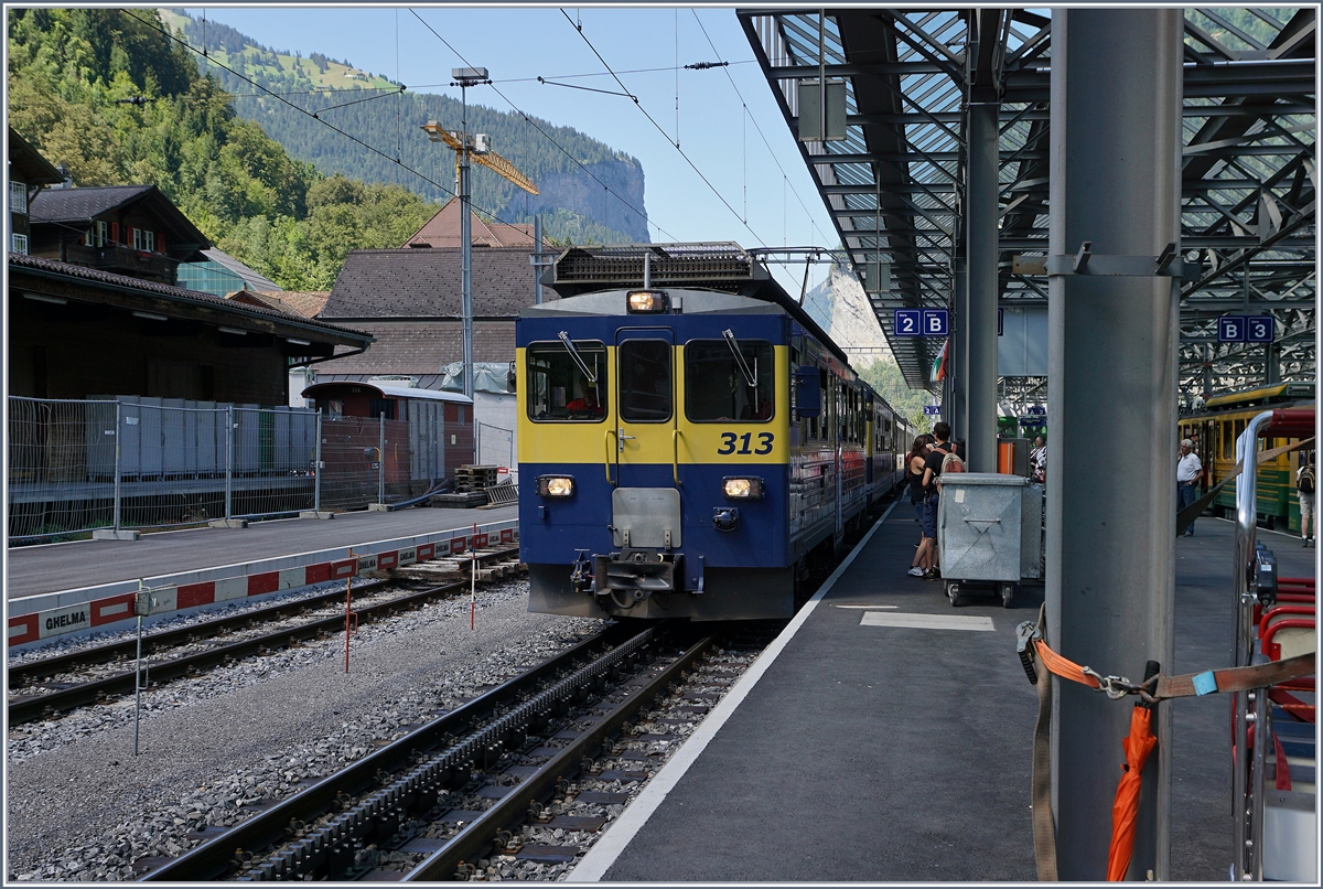 Von wenigen Ausnahme abgesehen kommt jede halbe Stunde ein lagner BOB Regionlazug von Interlaken her nach Lauterbrunne und fährt nach kurzem Aufenthalt wieder zurück. dabei wechseln zahlreiche Reisende von der BOB Meterspur- zu den WAB 80 cm Spur-Zügen.
8. August 2016