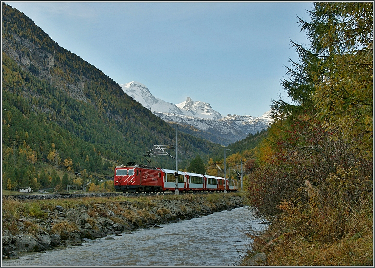 Von Zermatt kommend hat der Glacier Express rollt der Glacier Expres Täsch entgegen.
21. Okt. 2013