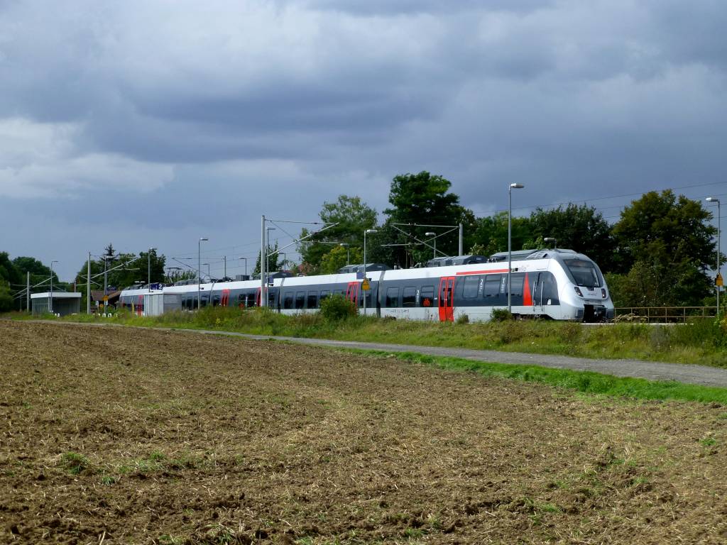 Vor einer anr�ckenden Regenfront h�lt dieser RB auf der Fahrt nach Halle in Hopfgarten bei Weimar, 7.9.17.