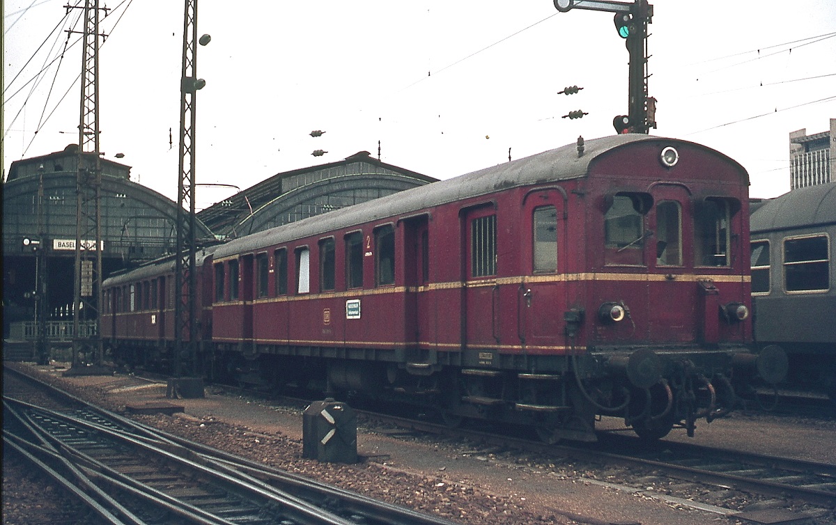 Vor den damals noch vorhandenen Hallen des Badischen Bahnhofs in Basel ist am 31.12.1974 ein 485 mit Steuerwagen abgestellt. Interessant auch das ganz links sichtbare verkürzte Formsignal.