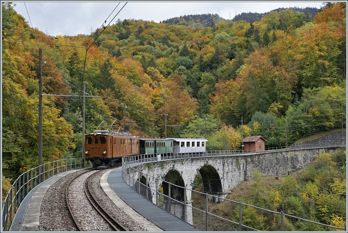 Vor dem Hintergrund des schon etwas bunten Herbstwalde fährt die Blonay-Chamby Bernina Ge 4/4 81 mit ihrem Personenzug bei  Vers-Chez-Robert  über die Baye de Clarens Brücke in Richtung Blonay. 

11. Okt. 2020