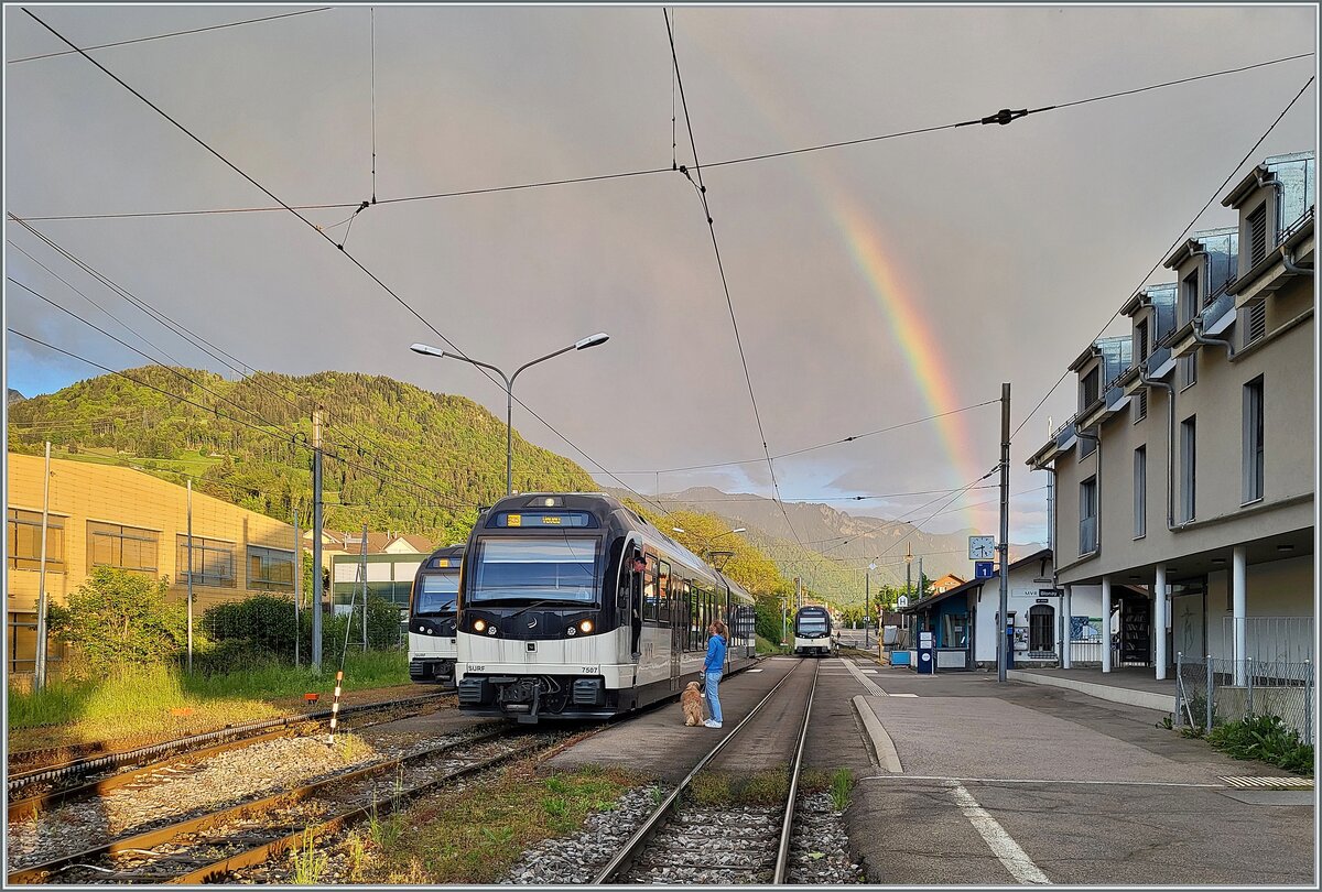 Vor dem Hintergrund eines schönen Regenbogens wartet der CEV MVR ABeh 2/6 7507 auf die baldige Abfahrt.

17. Mai 2024