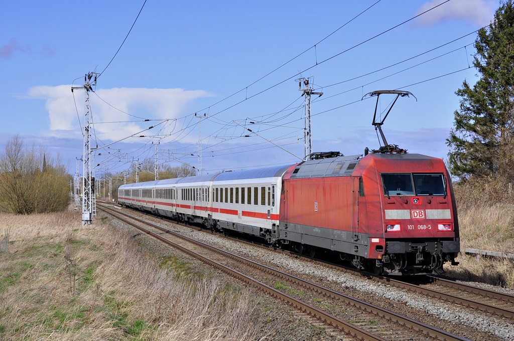 Vor einem interessanten Wolkenturm schiebt die 101 068 den IC 2376 nach Rostock Hbf.