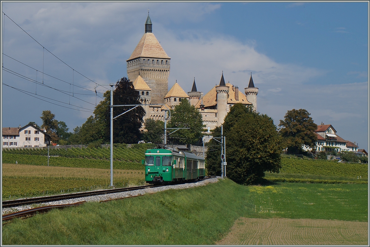 Vor der Kulisse des Château de Vufflens fährt der Be 4/4 N° 14 mit seinem Reginalzug 125 Morges entgegen.
8. Sept. 2014
  