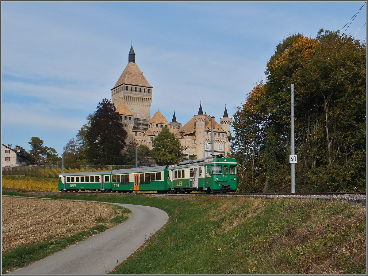 Vor der Kulisse der (fast gerüstfreien) Château de Vufflens fährt der Be 4/4 14 mit B und Bt als Regionalzug 127 Richtung Morges.
20. Okt. 2015