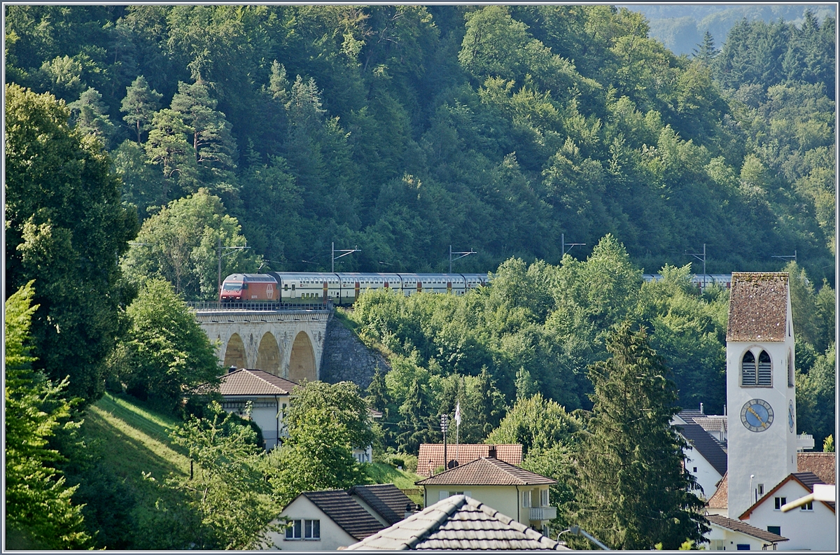 Vor einer Woche unangenehm überrascht, nutzte ich heute die  Ausnahme der Regel  für ein Foto: Der IR 27 3464 wird im Gegensatz zu den meisten anderen Umleiterzügen via Läufelfingen nicht geschoben, sondern gezogen. Die SBB Re 460 070-6 mit ihrem IR 27 3464 unterwegs von Luzern nach Basel, kurz Rümligen auf der 128 Meter langen und bekannten Brücke von Rümligen. 18. Juli 2018