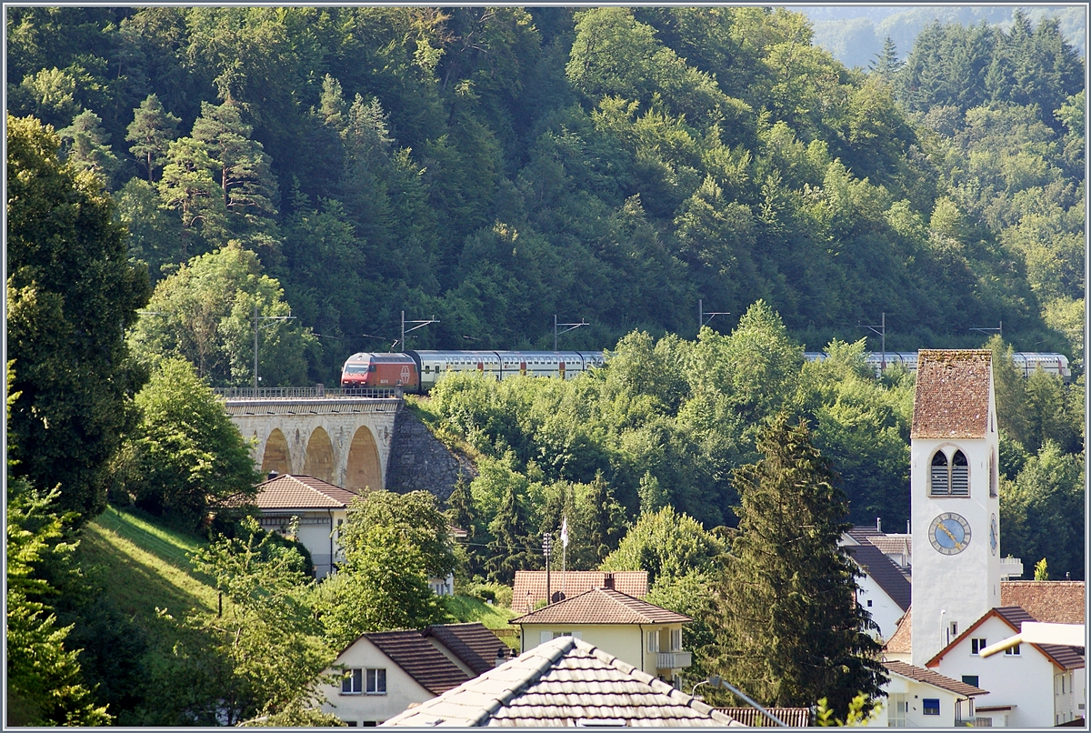 Vor einer Woche unangenehm überrascht, nutzte ich heute die  Ausnahme der Regel  für ein Foto: Der IR 27 3464 wird im Gegensatz zu den meisten anderen Umleiterzügen via Läufelfingen nicht geschoben, sondern gezogen. Die SBB Re 460 070-6 mit ihrem IR 27 3464 unterwegs von Luzern nach Basel, kurz Rümligen auf der 128 Meter langen und bekannten Brücke von Rümligen.
18. Juli 2018 