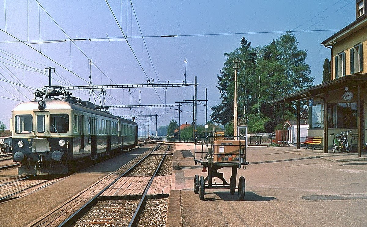 Vorgänger der heutigen Transports publics fribourgeois Holding (TPF) war neben der Transports en Commun de Fribourg S.A. (TF) die Chemins de fer fribourgeois Gruyère–Fribourg–Morat (GFM). Von den Normalspurtriebwagen der GFM habe ich nur im Mai 1980 einige Aufnahmen bei einem kurzen Zwischenstopp in Romont (?) gemacht: Der ABDe 4/4 161 wurde 1946 in Dienst gestellt und 2011 ausrangiert.
