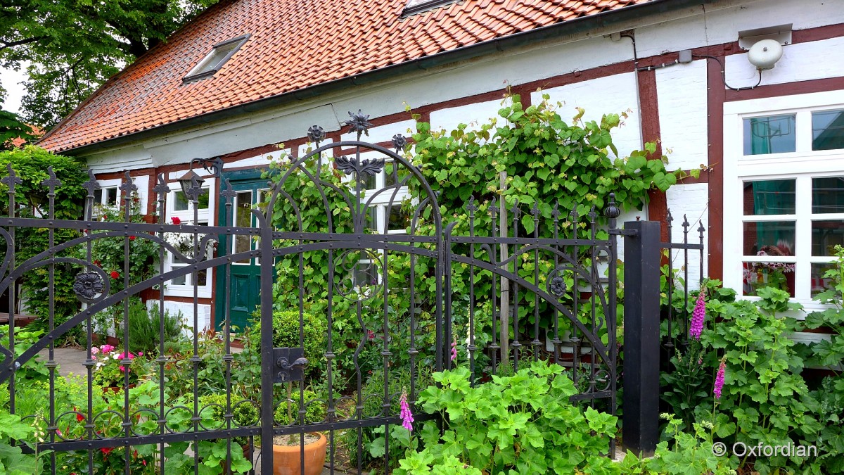 Vorgarten mit schmiedeeisener Pforte in Freiburg (Elbe).