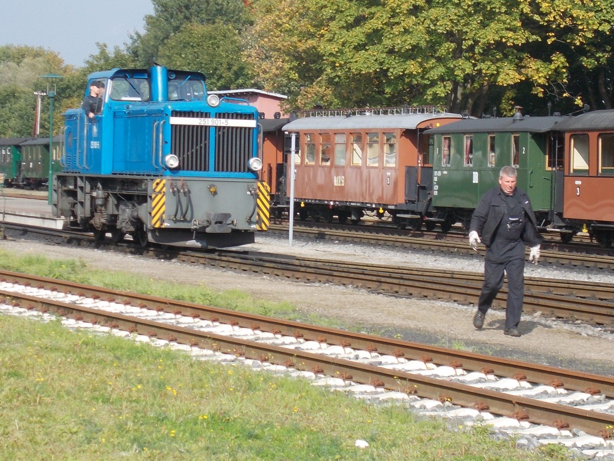 Vorneweg lief der Kollege,am 29.September 2014,in Putbus um die Weiche f�r 251 901 zustellen.