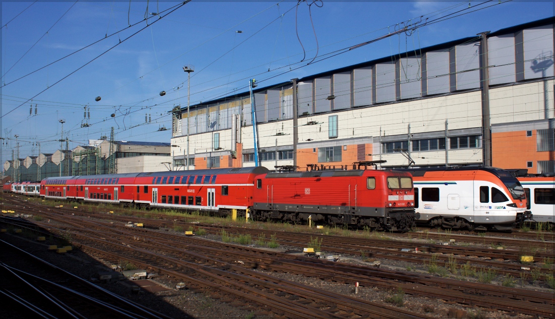 Vorteil eines N-Wagen Part 1: 143 932 abgestellt mit ihrer Dosto-Garnitur am 20.08.14 im Vorfeld des Frankfurter Hbf