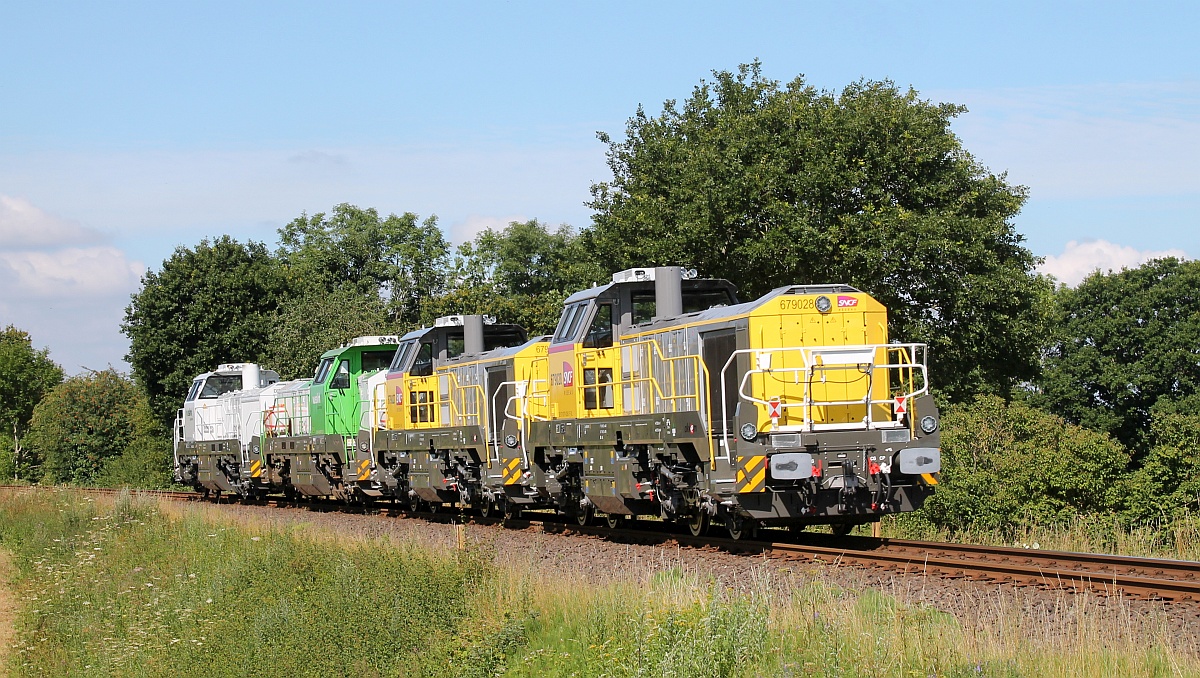 Vossloh DE12 4125 007-9 mit Vossloh DE18 4185 002-7 mit SNCF 679027/0079 027-4 und SNCF 679028/0079 028-2, Flensburg-Tarup (B Rllschauer Weg) 17.07.2020