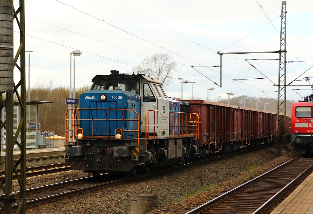 VPS 1701/ 277 101-2 mit dem DGS 95097(Jübek-Beddingen)hier bei der Durchfahrt in Schleswig. 13.4.12