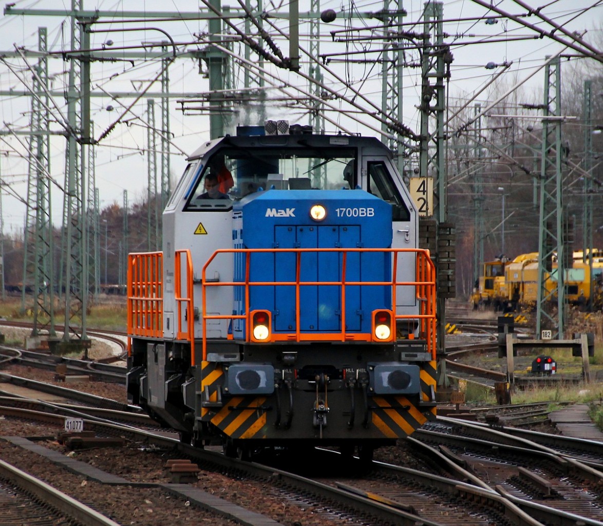 VPS 1703 oder 277 011-3 dieselt hier gemütlich durch HH-Harburg Richtung Hafen. 30.11.2013 