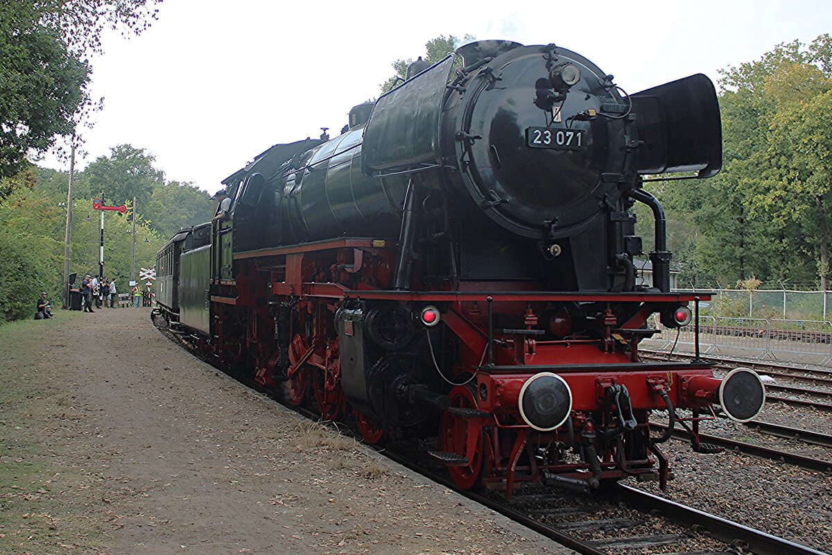 VSM 23 071 treft mit ein Dampfpendelzug aus Beekbergen am 6 September 2025 in LOenen ein.