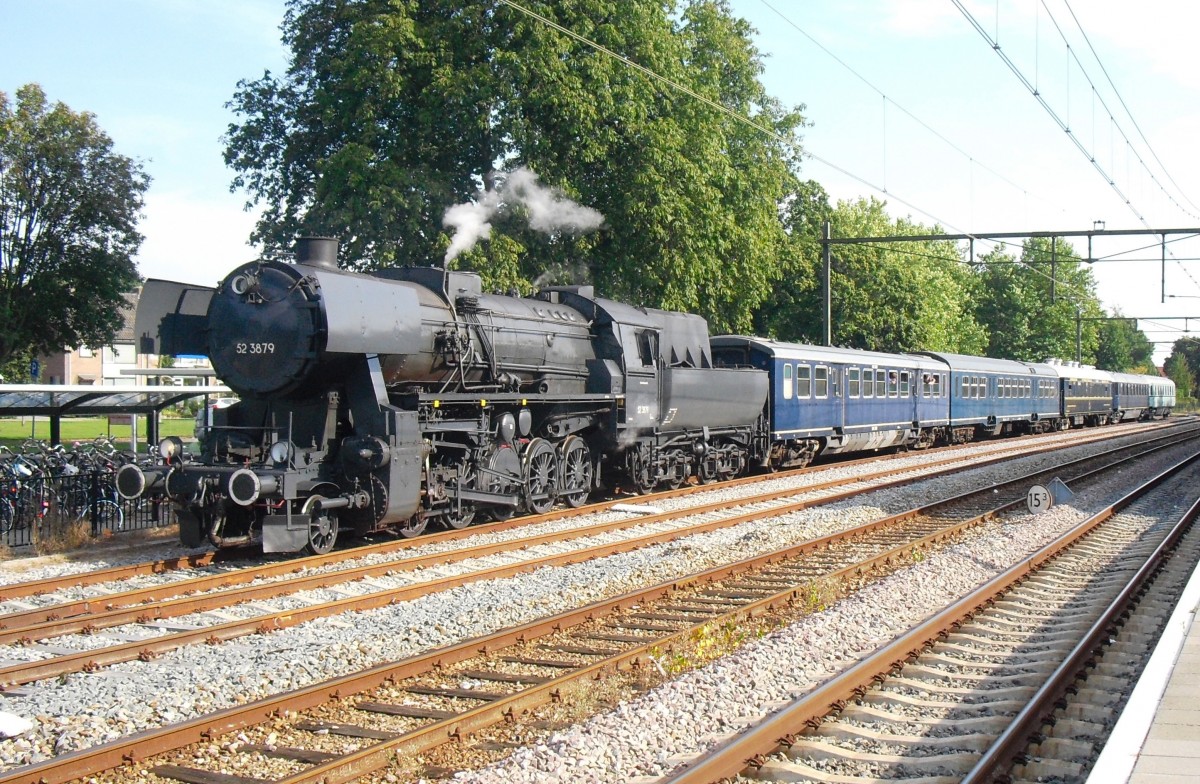 VSM 52 3879 treft mit Dampfpendel in Dieren ein am 2 September 2012. Jedes 1. volles Wochenende organisieren die VSM deren Terug naar Toen (Zurück ins Damals) dampftage, wo alle einsatzfähige Dampfloks in Stundentakt Dampfzuge fahren. Auch ist mindestens ein Gastlok dabei, so Wer Einheitsdampfloks in Stundentakt sehen will, soll sich dann nach die Niederländ ebegeben. 