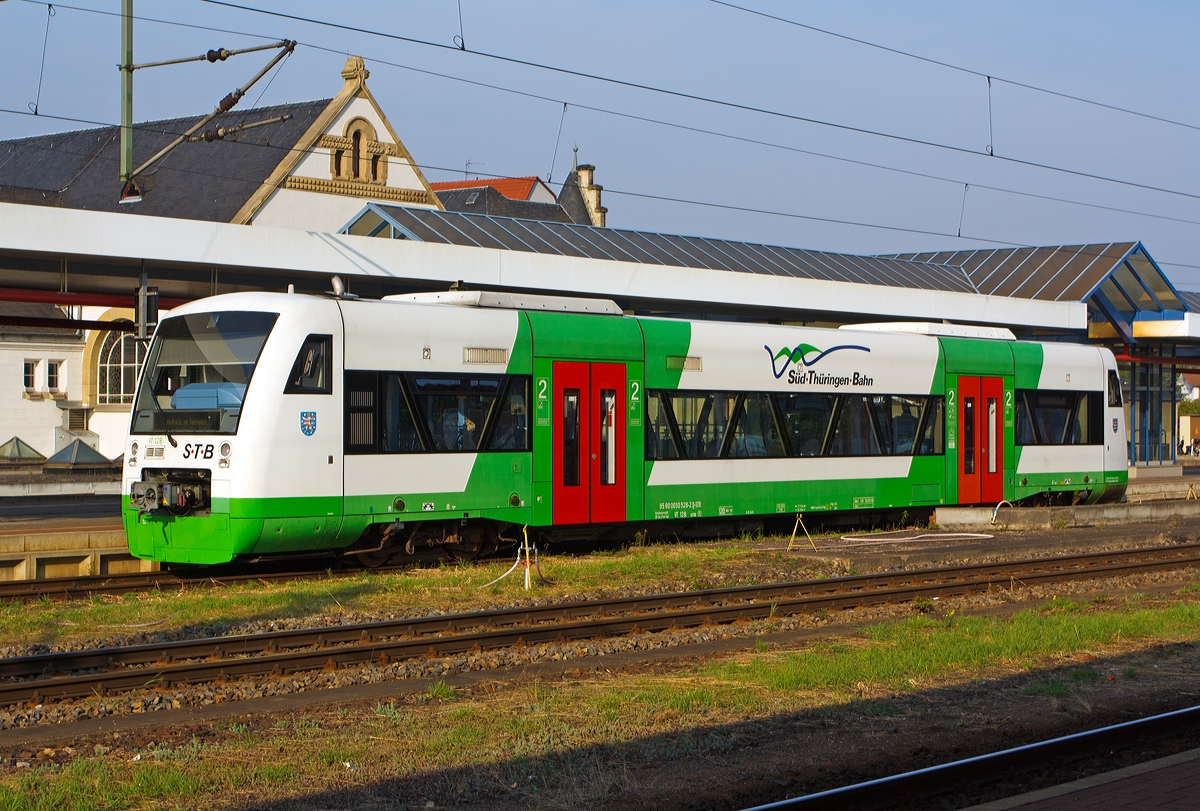 VT 128 der Sd-Thringen-Bahn GmbH (STB) ein  ein Stadler Regio-Shuttle RS1 (95 80 0650 528-2 D-STB) am 24.08.2013 im Hbf Eisennach.