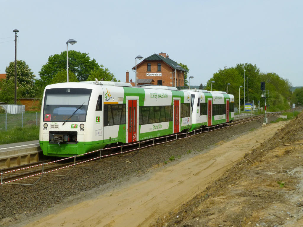 VT 304 (hinten, Nummer lesbar) und VT 327 der EB halten am 21.5.15 im Hp Oberweimar, gegenüber des Bahnsteiges sind schon die Bauarbeiten für das zweite Gleis und den neuen Bahnsteig angelaufen.