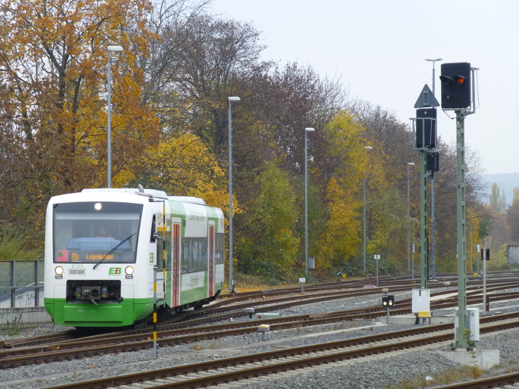 VT 313 der EB setzt aus der Abstellgruppe des Hauptbahnhofes Gera aus, 30.10.15.