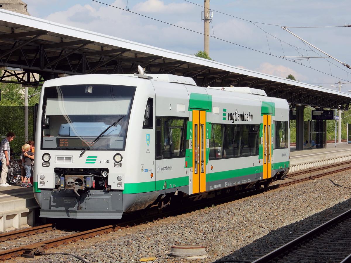 VT 50 (95 80 0650 150-5 D-VBG) der Vogtlandbahn steht im Bahnhof Reichenbach (Vogtl) ob Bf zur Weiterfahrt nach Cheb �ber die G�ltzschtalbr�cke am 10. August 2014 bereit.