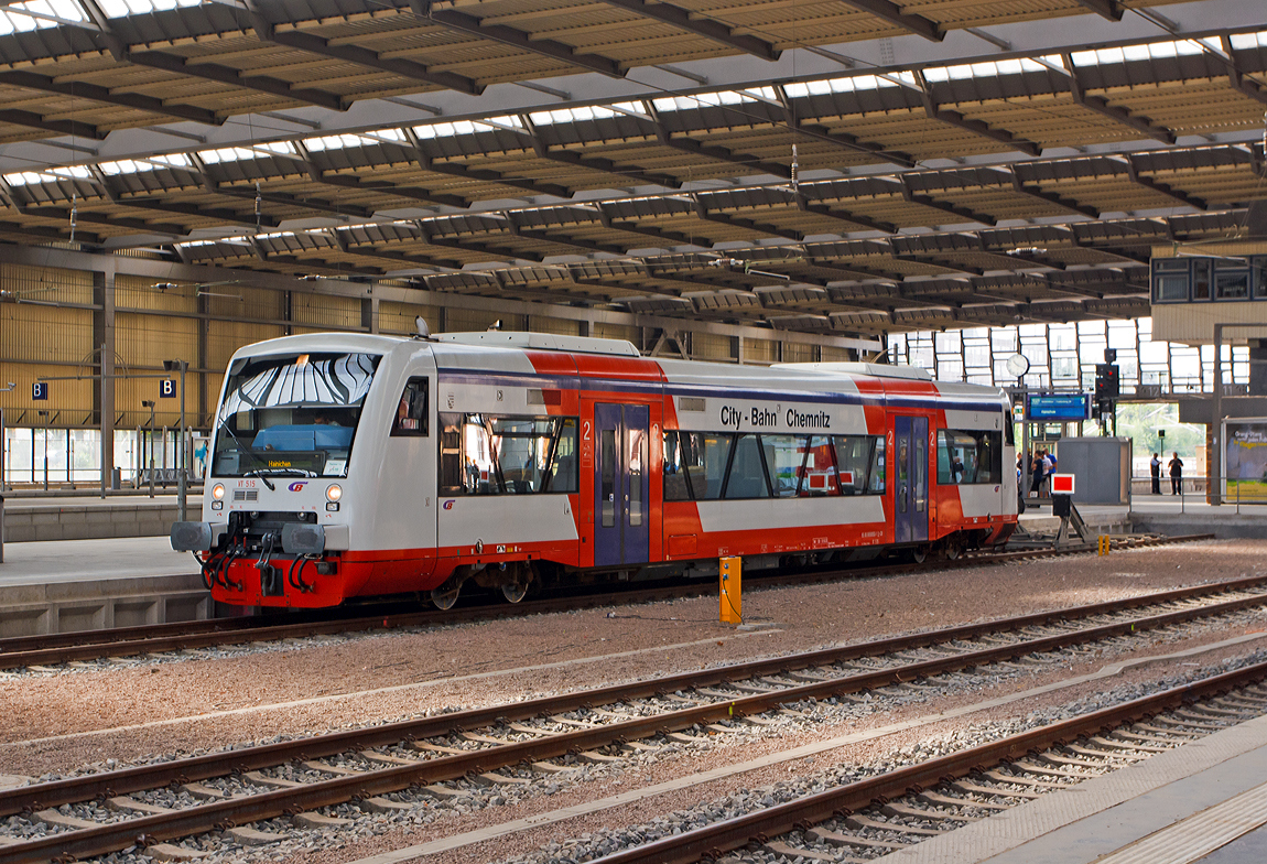 VT 515 (650 053-1) ein Stadler Regio-Shuttle RS1 der City-Bahn Chemnitz steht am 25.08.2013 im Hauptbahnhof Chemnitz zur Abfahrt nach Hainichen (Linie 516) bereit.

Der Triebwagen wurde 2004 bei Stadler Rail unter der Fabrik-Nr. 37270 gebaut, er hat Fahrzeugregister-Nummer 95 80 0650 053-1 D-CB.

Der Regioshuttle ist ein vom Unternehmen Adtranz (ABB Daimler Benz Transportation) entwickelter und gebauter Dieseltriebwagen neuer Generation. Durch die bernahme der Adtranz-Sparte durch Bombardier darf diese den Regioshuttle aus kartellrechtlichen Grnden seit 2001 nicht mehr fertigen, somit wurde die Rechte und Produktion an Stadler Rail abgegeben.

 

Techn. Daten: 

Der Antrieb erfolgt ber 2 MAN 6-Zylinder-Viertakt-Dieselmotor mit Direkteinspritzung vom Typ D 2866 LUH 21 mit je 257 KW (350 PS) Leistung hydromechanisch ber 2 Voith-Diwabus Getriebe U 864, die Hchstgeschwindigkeit betrgt 120 km/h.

Die Motoren haben einen Hubraum von je 12 Liter.

Die Achsanordnung ist B'B', Stadler bezeichnet sie jedoch mit Bx'By' und mchte damit deutlich machen, dass jeder der beiden vorhandenen Motoren beim RS1 ein Drehgestell antreibt. Es gibt damit keine Gelenkwelle zwischen den beiden Drehgestellen. 

Lnge ber Puffer: 25.500 mm
Drehzapfenabstand: 17.100 mm
Drehgestellachsstand: 1.800 mm
Eigengewicht: 43 t.
Beschleunigung: 1,2 m/s
