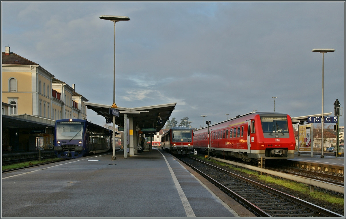 VT 611 536 von Ulm nach Basel Bad. Bf., VT 628 nach Friedrichshafen Hafen und ein BOB VT warten in Friedrichshafen Stadtbahnhof auf ihre Abfahrten.
30. Nov. 2013