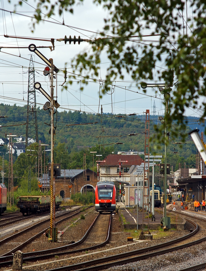 VT 640 029 ein Alstom Coradia LINT 27 der 3-Lnder-Bahn als RB 93 (Rothaarbahn) Bad Berleburg - Kreuztal - Siegen, fhrt am 21.09.2013 vom Bahnhof Kreuztal weiter in Richtung Siegen. 

 Im Bahnhof Kreuztal wird gerade das Gleis 1 neu ein geschottert, auf Gleis 2 ist die V60 - 261 671-2  der Aggerbahn (ex DB V60 671) mit Seitenkippwagen. 

Im Hintergrund das Reiterstellwerk Kreuztal Nord (Kn) und (links da  hinter) der ehem. 1861 erbaute Lokschuppen das lteste Bauwerk auf dem Kreuztaler Bahnhofsgelnde.