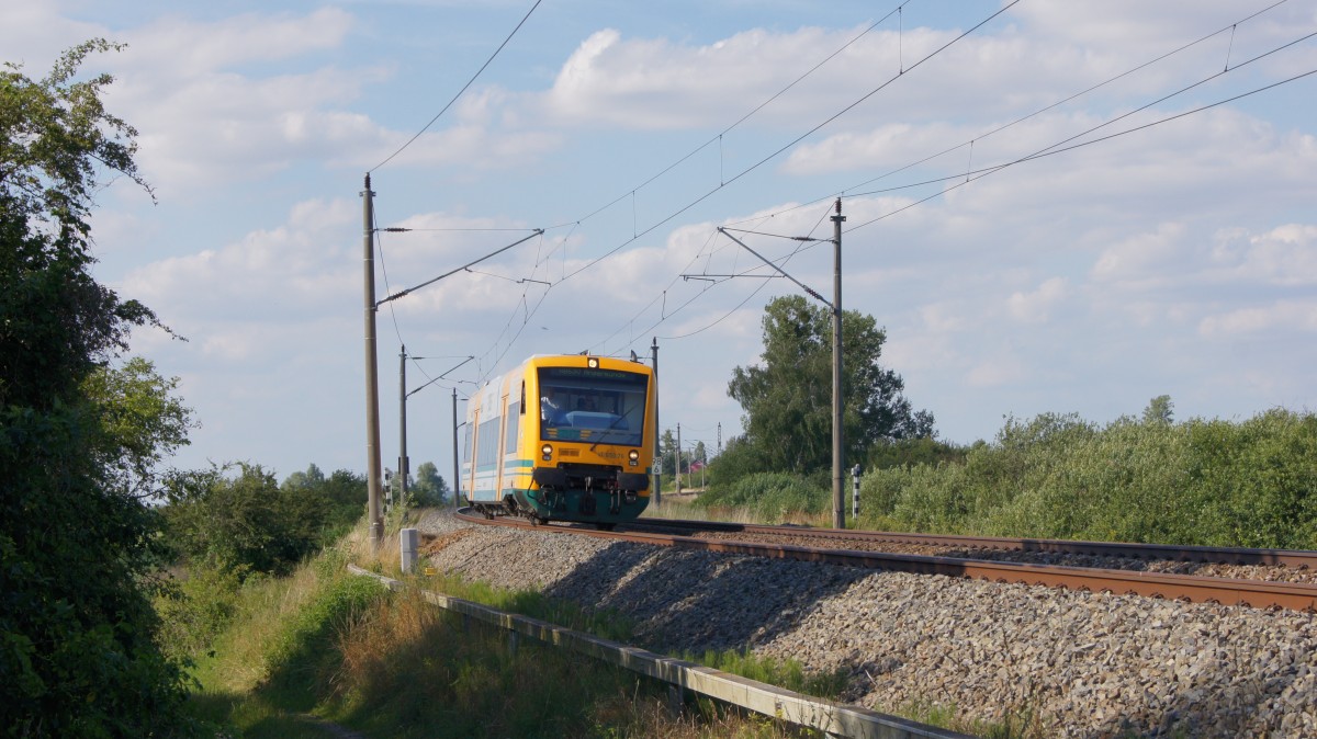 VT 650.76 der ODEG während der Fahrt von Prenzlau nach Warnitz am 24.08.2014 bei Seehausen