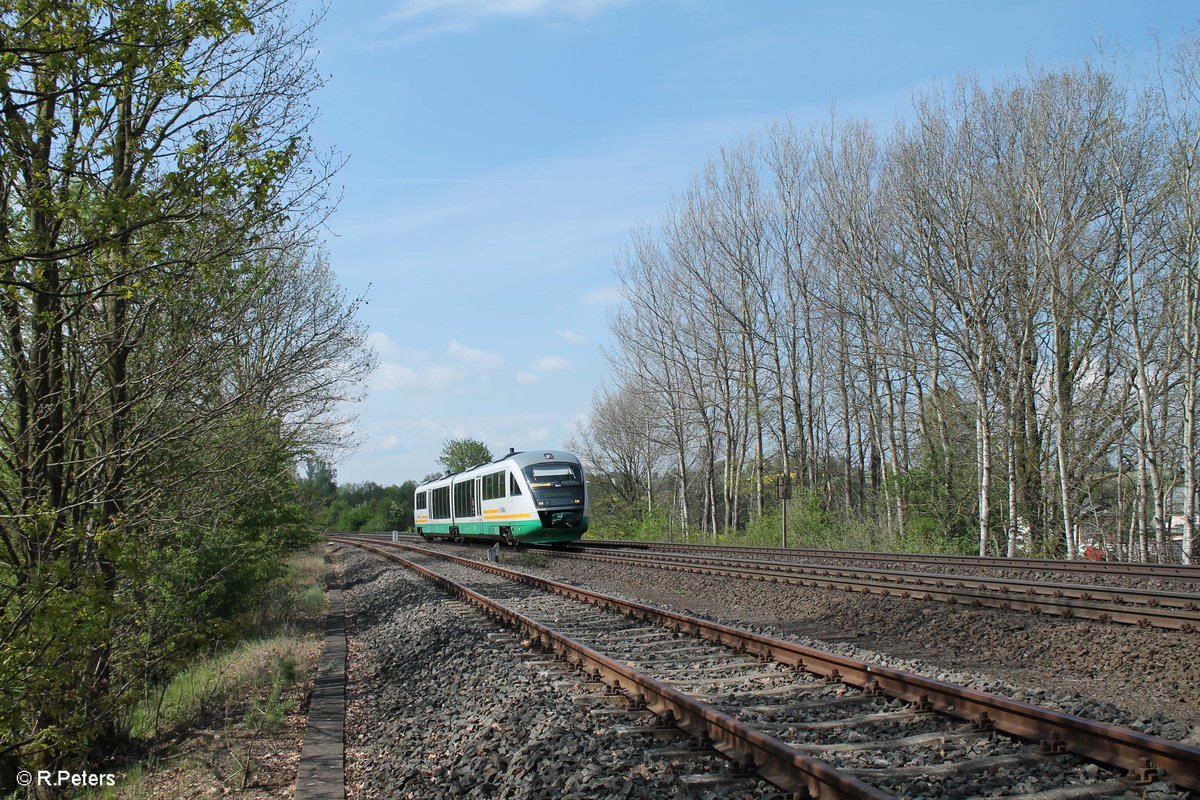 VT11 zieht bei Schönfeld als OPB79716 Regensburg - Marktredwitz vorbei. 14.05.16