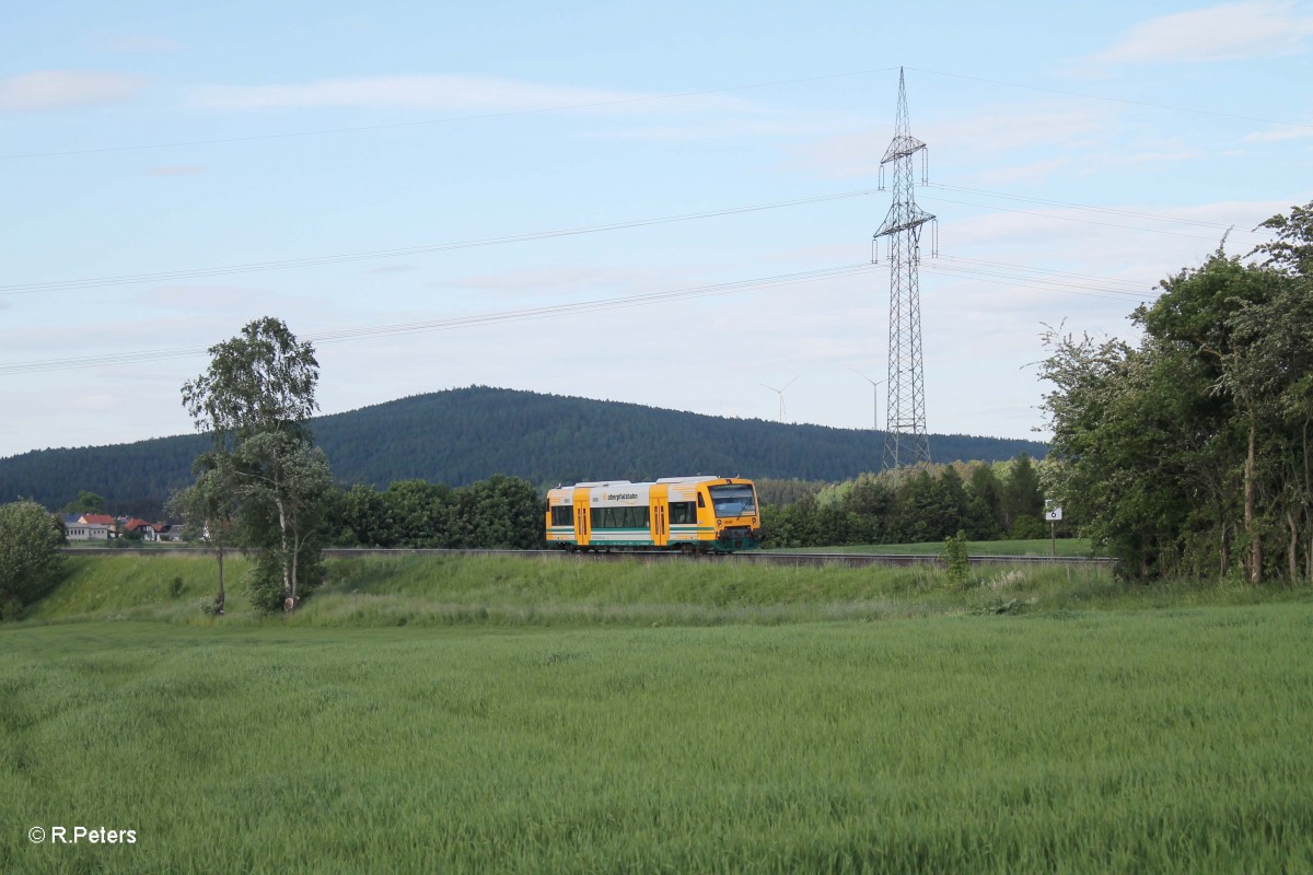 VT650.76  ist wieder auf dem Weg nach Marktredwitz als OPB 20882 Cheb - Marktredwitz. 02.06.15