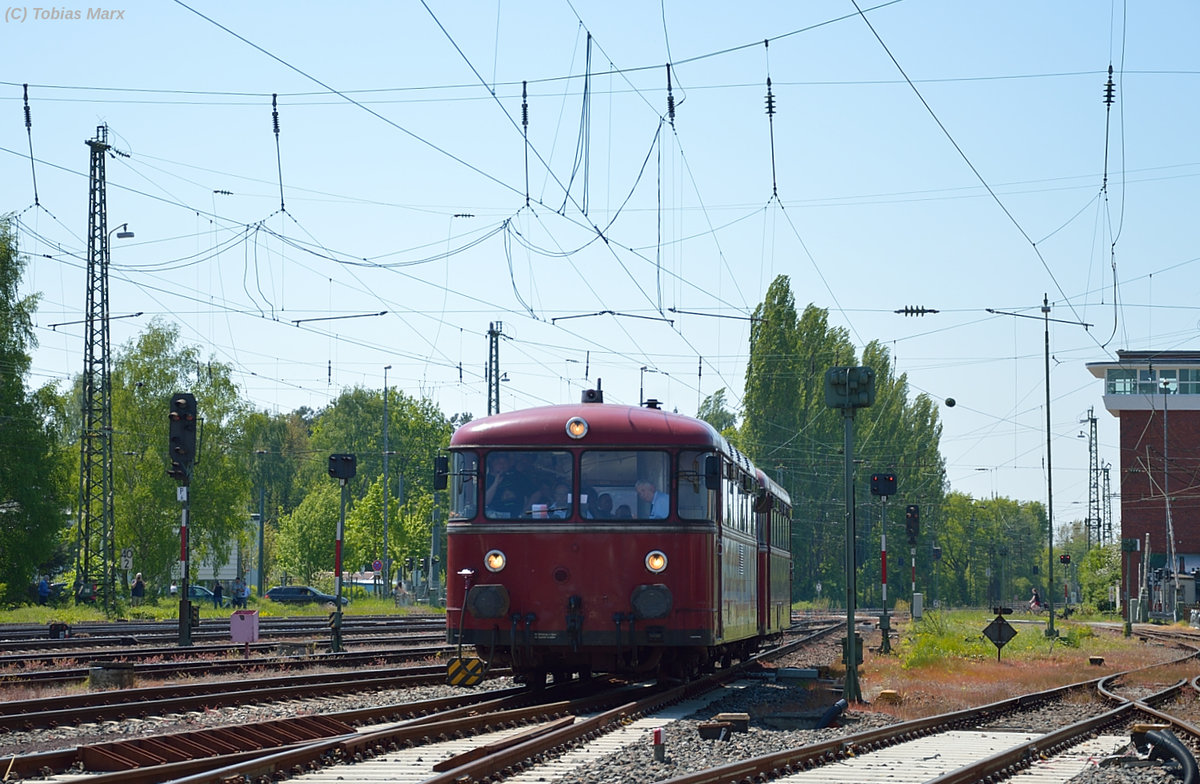 VT98 der Pfalzbahn bei der Einfahrt in Darmstadt-Kranichstein am 07.05.2016