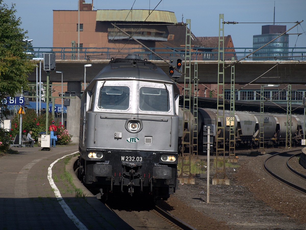 W 232.03(ex 142 005-8) der ITL dieselt hier mit einem Öler durch Harburg. 19.09.2009