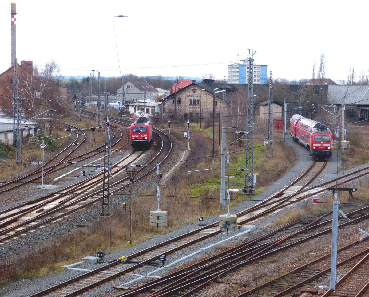 Während 143 562-7 mit ihrer Regionalbahn in den Bahnhof Nordhausen einfährt, wartet 143 152-7 rechts auf ihren nächsten Einsatz. Nordhausen 24.12.2013