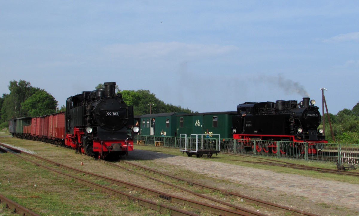 W�hrend 99 783 im Museum tatungslos steht f�hrt 99 4011-5 am 02.08.2014 mit P 108 in Putbus