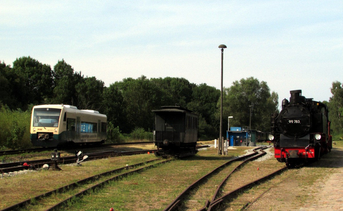 W�hrend 99 783 wieder optisch einer Dampflok entspricht und im Putbusser Museum stand f�hrt der 650 032-4 am 02.08.2014 in Putbus ein