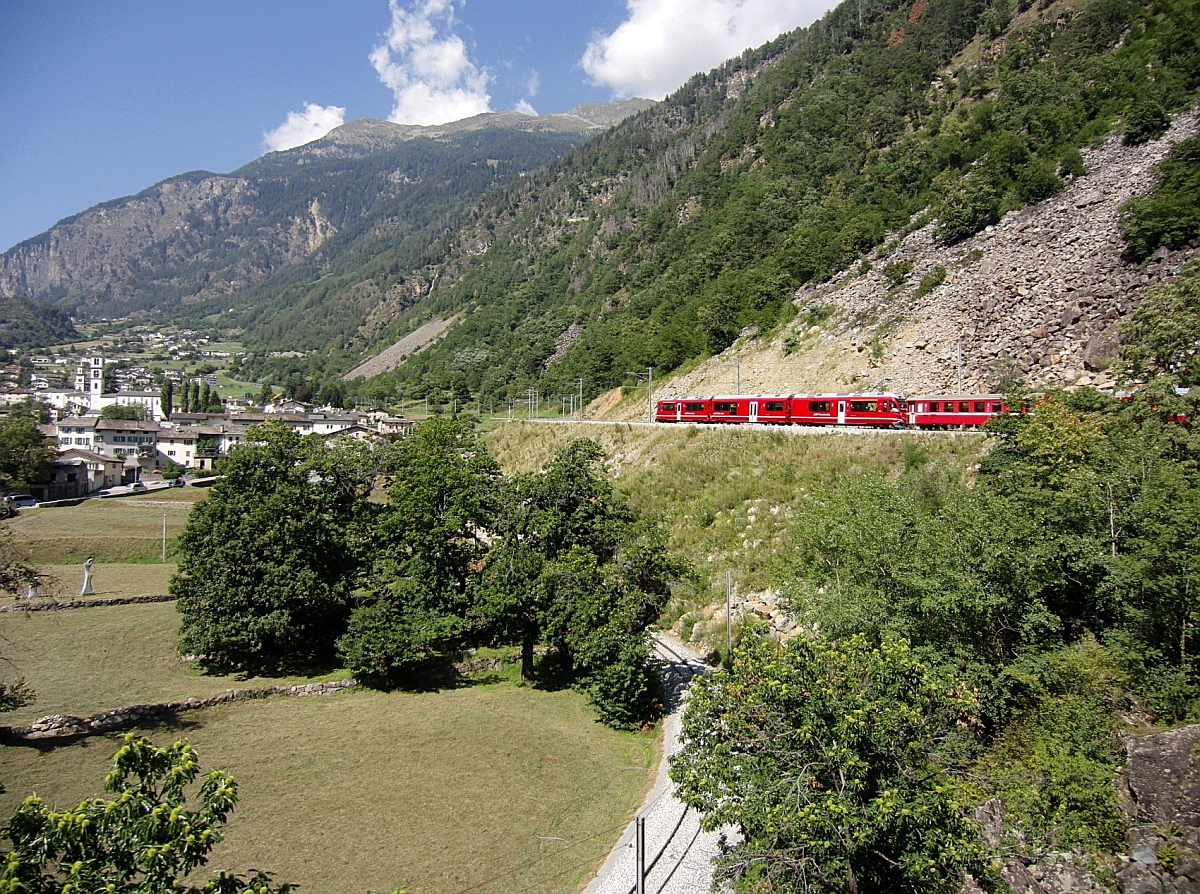 Während der Allegra-Triebwagen bereits das Kehrviadukt bei Brusio passiert hat, befindet sich der letzte Wagen des R 1660 über dem Gleis, das in den Kehrviadukt hineinführt (18.08.2012).