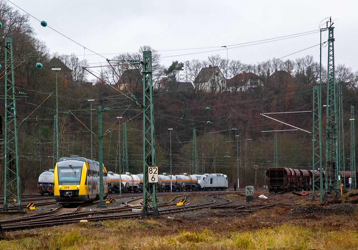 Während am 05.01.2022 im Abstellbereich (Rbf) in Betzdorf (Sieg) ein LINT 41 der HLB steht, dieselt die an die ITL Eisenbahngesellschaft mbH vermietete AKIEM 285 108-7 (92 80 1285 108-7 D-ITL) mit einem Kesselwagenzug weiter in Richtung Köln. Der Sound war ein Genuss für meine Ohren.  