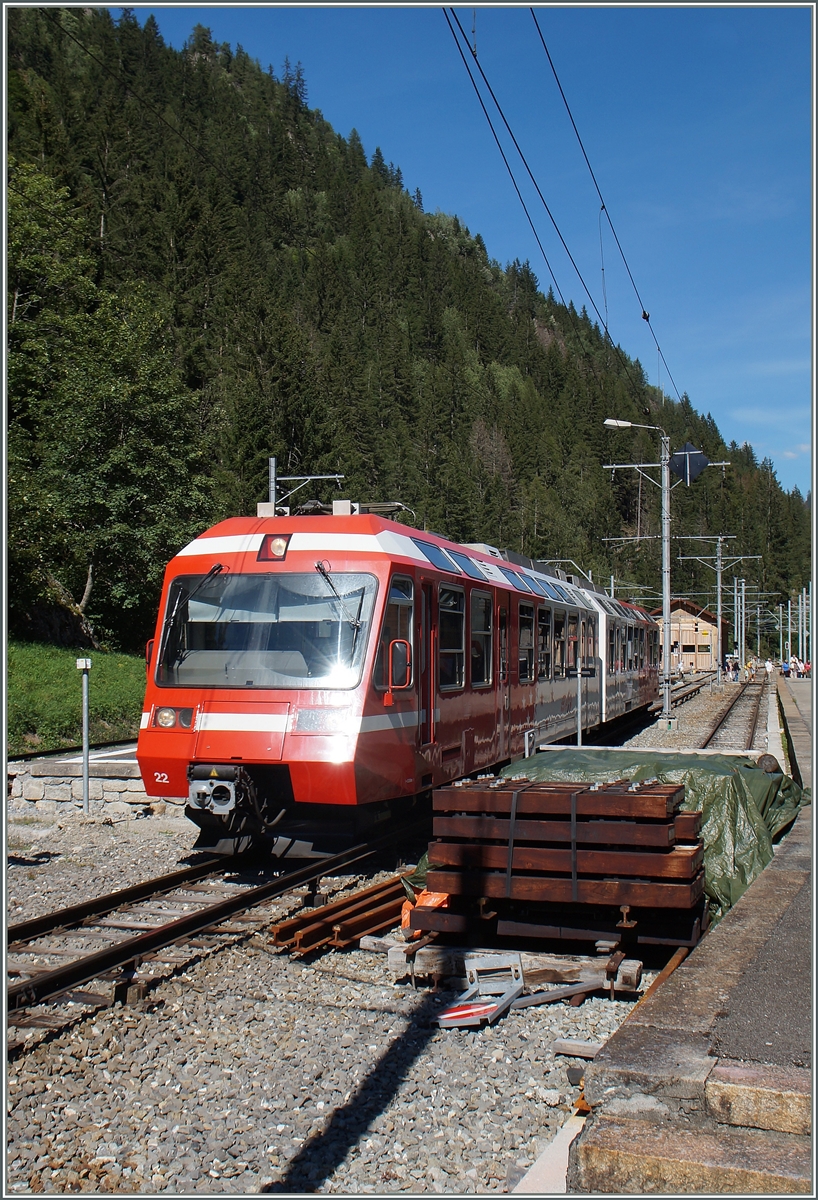 Während auf der Strecke zwischen Martigny und Le Châtelard Fontière die TMR Züge angebrieben vom BVA auf den meisten Streckneabscnitten von der Fahrleitung gespeist werden, endet diese in Châtlard definitiv und die Bahn fährt auf dem Abschnitt der SNCF gänzlich mit Energie aus der seitlichen Stromschiene.
28. Aug. 2015