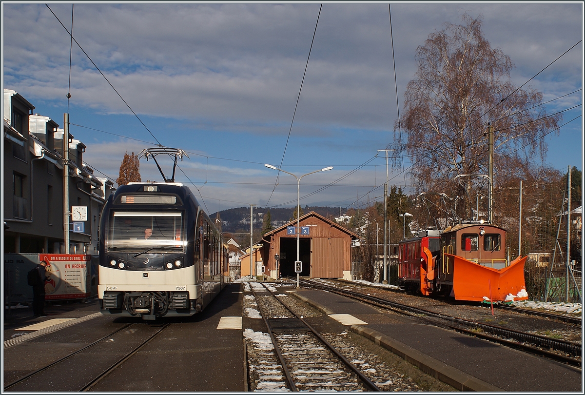 Während der aus Vevey in Blonay angekommen CEV MVR ABeh 2/6 7507 für die baldige Rückfahrt nach Vevey auf Gleis 1 wendet, steht auf Gleis 4 der CEV Xrot 91 und die 1911 gebaute CEV  HGe 2/2 N° 1.

1. Dezember 2021