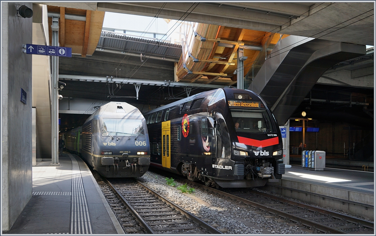 Während die BLS Re 465 006 in Bern mit ihrem RE nach La Chaux de Fonds auf die Abfahrt wartet, fährt der BLS  Werbe-Mutz  RABe 515 nach Weissenbühl gerade aus.

10. Aug. 2020