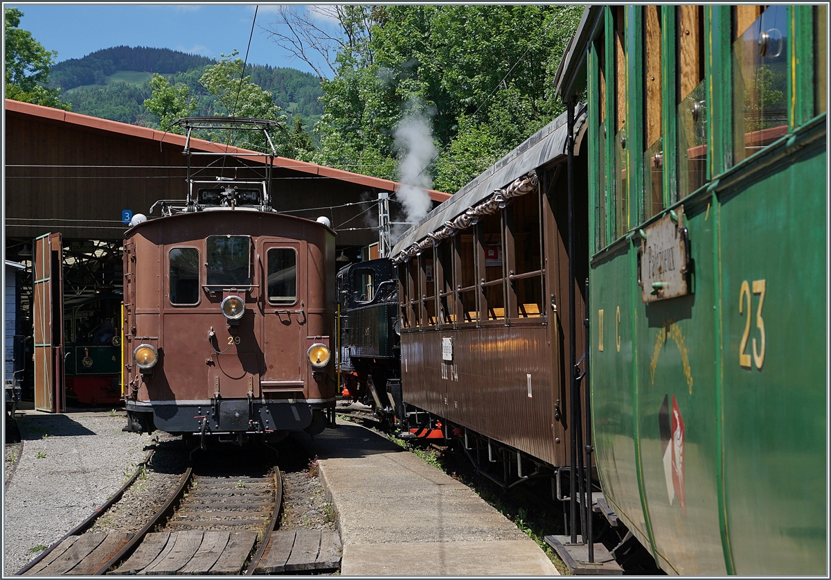 Während der Dampfzug nach Blonay zur Abfahrt bereit ist, wartet die schmucke BOB HGe 3/3 29 (Baujahr 1926) auf neuen Aufgaben. 

13. Juni 2021