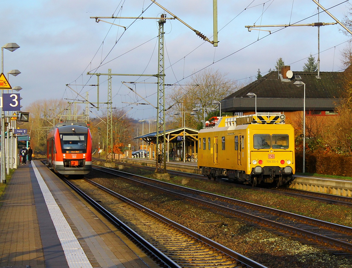 Während der DB Regio Lint 0648 344/844 seine Fahrgäste nach Kiel aufnimmt dieselt der ORT 9 708 330-6 aus Hamburg(REV/BCS X/14.03.14)gemütlich durch Schleswig seinem Ziel Flensburg entgegen. SL 26.11.2014