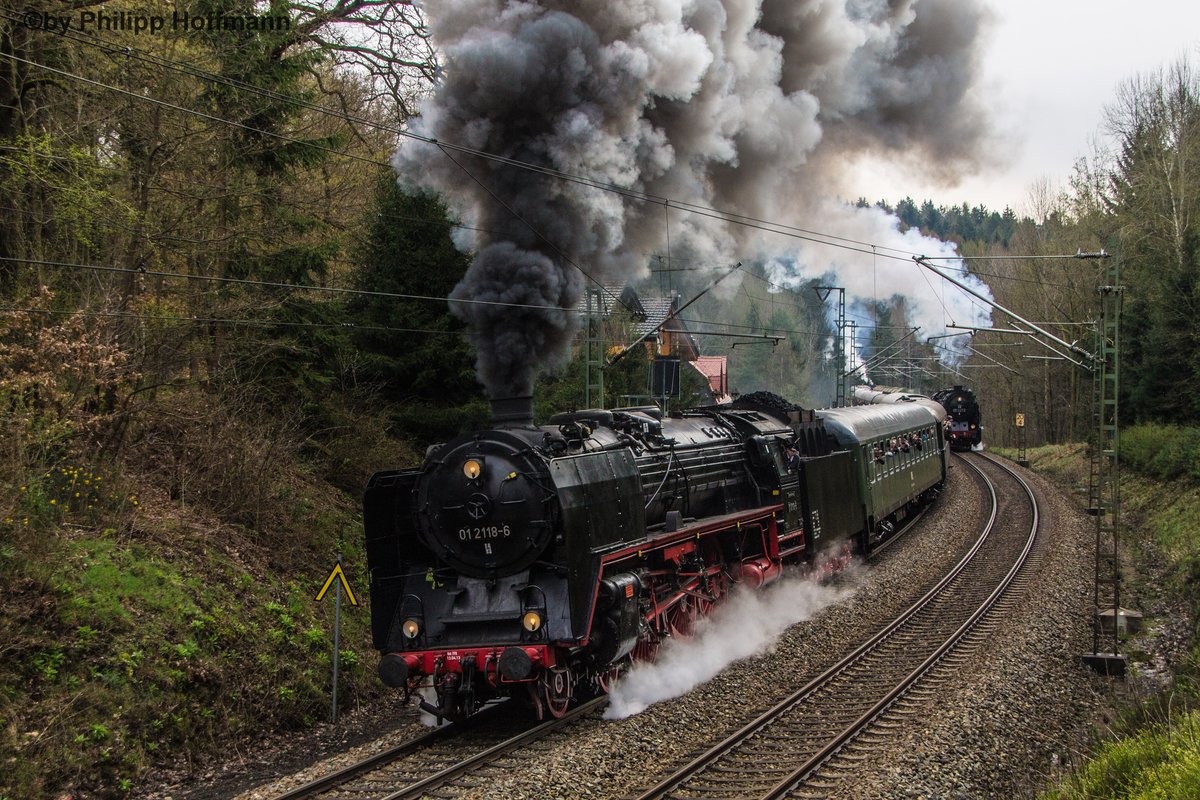 W�hrend des 8.Dresdener Dampfloktreffens war 01 2118-6 aus Frankfurt zu Gast. Sie bespannte am Samstag einen Sonderzug �ber die Tharandter Rampe, der von 52 8154-8 nach geschoben wurde. Dazu gab es noch eine Parallelfahrt mit 95 1027-2
Platz 2 (Bild des Monats) April.2016